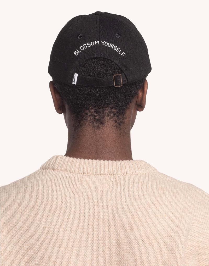 Model mit schwarzer OLOW Blossom Yourself Cap – Rückansicht